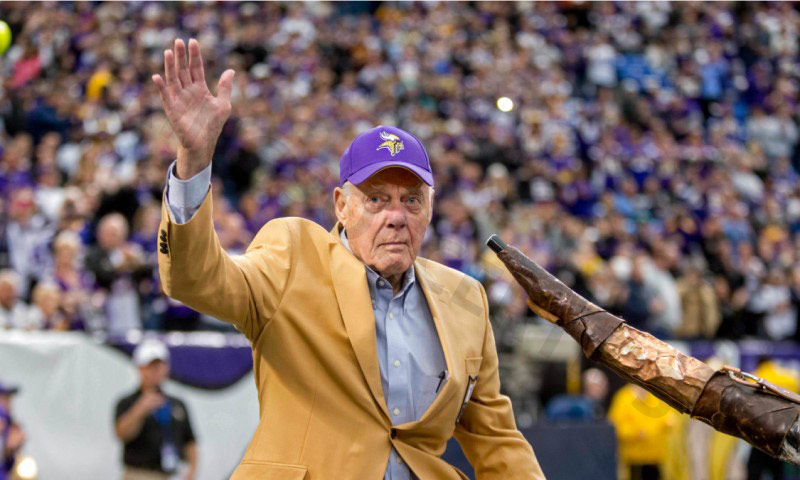 Bud Grant is the oldest football player still alive