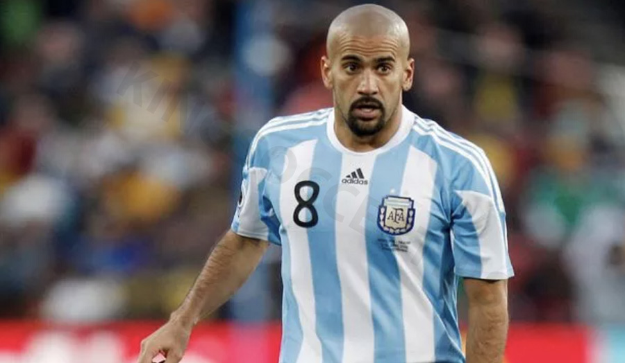 Juan Sebastián Verón – The midfielder dictates the game with precise passes and sharp tactical thinking