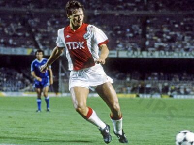 Marco van Basten - The penalty box killer, extremely high scoring efficiency and explosive play