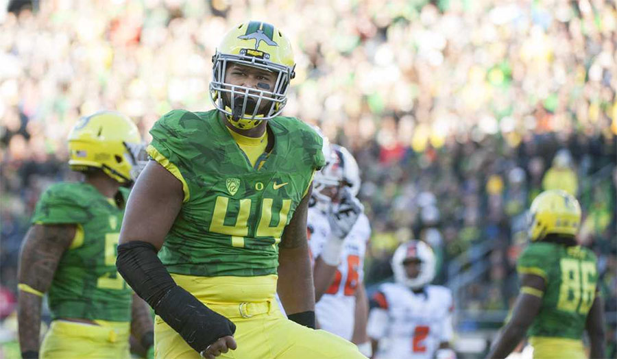 DeForest Buckner rushing the passer for the Oregon Ducks