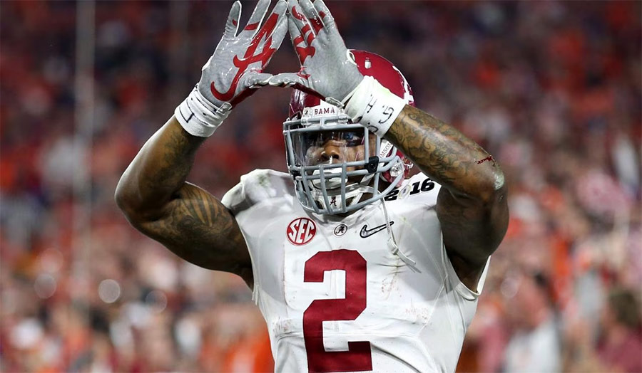 Derrick Henry sprinting past defenders in Crimson Tide gear