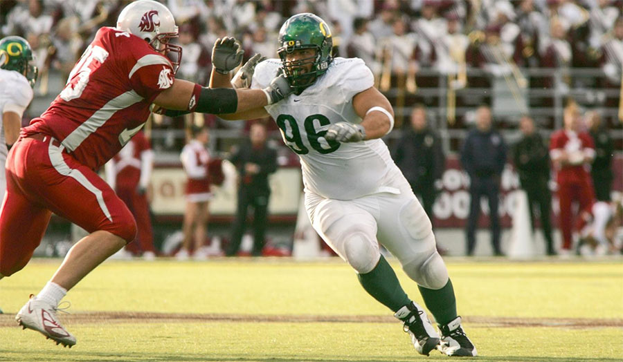 Haloti Ngata playing defensive line for the Oregon Ducks