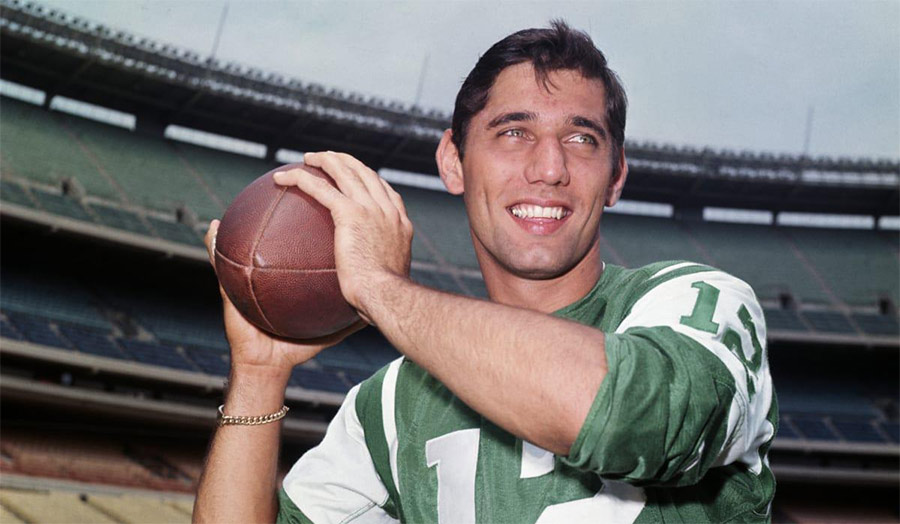Joe Namath dropping back for a pass in Alabama uniform