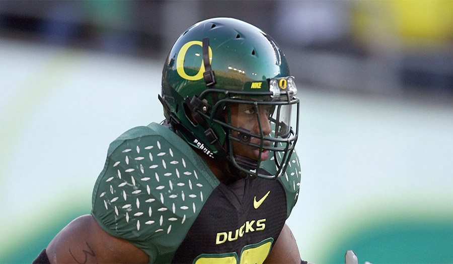 Jonathan Stewart breaking tackles while running for Oregon Ducks