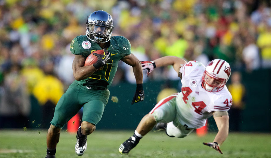 LaMichael James running the football for the Oregon Ducks