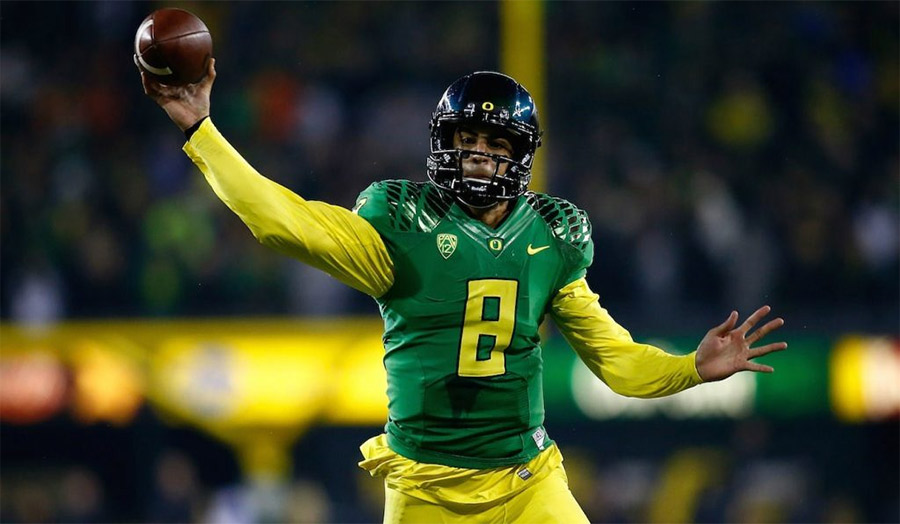 Marcus Mariota celebrating after a touchdown for the Oregon Ducks