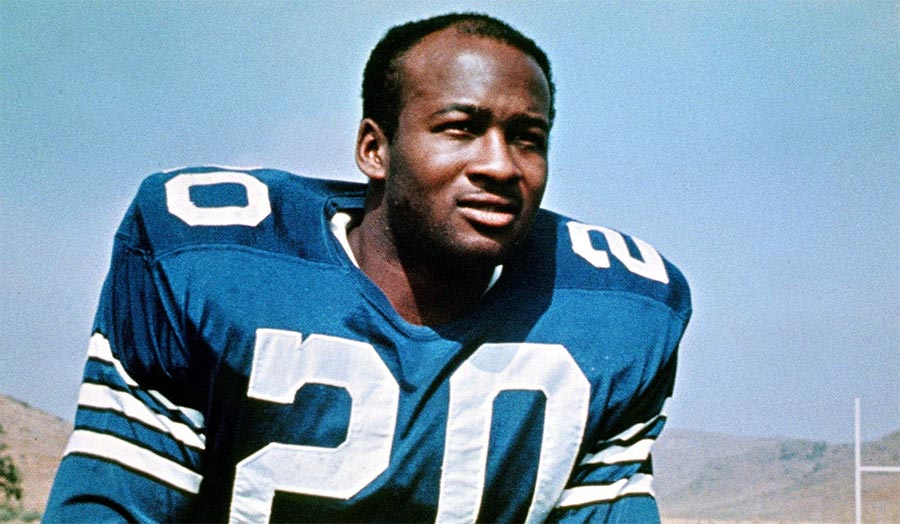 Mel Renfro carrying the football