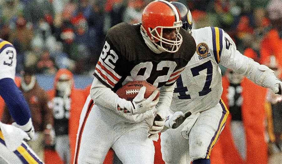 Ozzie Newsome running downfield after a catch in Alabama uniform
