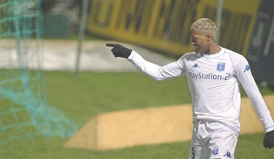 Djibril Cissé with dyed hair and shaved pattern