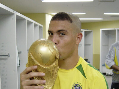 Ronaldo Nazário with triangle haircut 2002