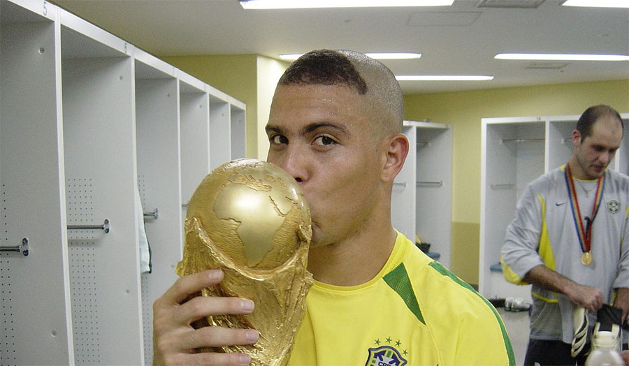 Ronaldo Nazário with triangle haircut 2002