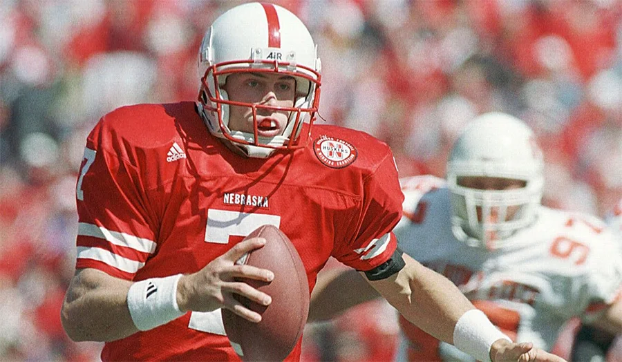 Eric Crouch Nebraska option quarterback running with ball